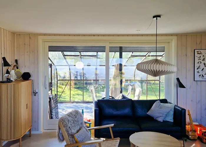 Semesterbostad Renovated Beach House With Ocean View Tjørneholm
