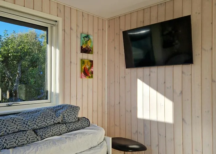 Renovated Beach House With Ocean View Tjørneholm