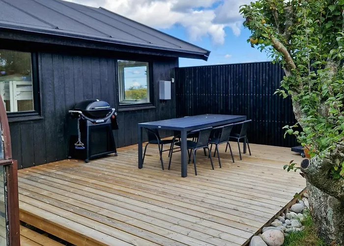 Semesterbostad Renovated Beach House With Ocean View Tjørneholm
